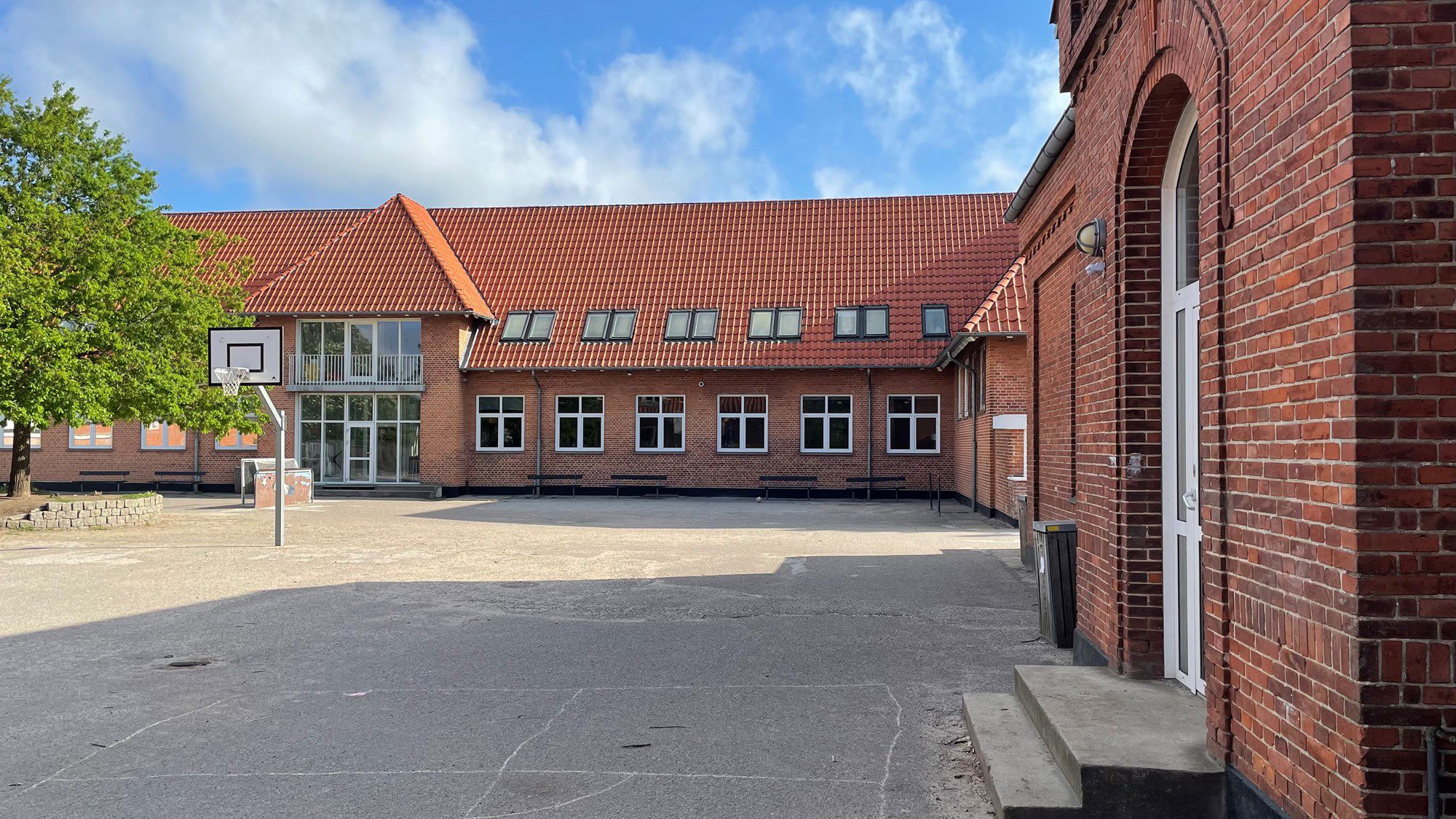 Overlund Skole, skolegård med teglbygninger